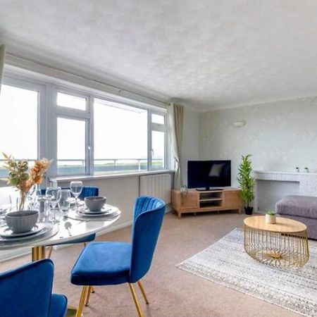 Trendy Sea View 2 Bedroom Sleeps 6 - Free Parking Bournemouth Dış mekan fotoğraf