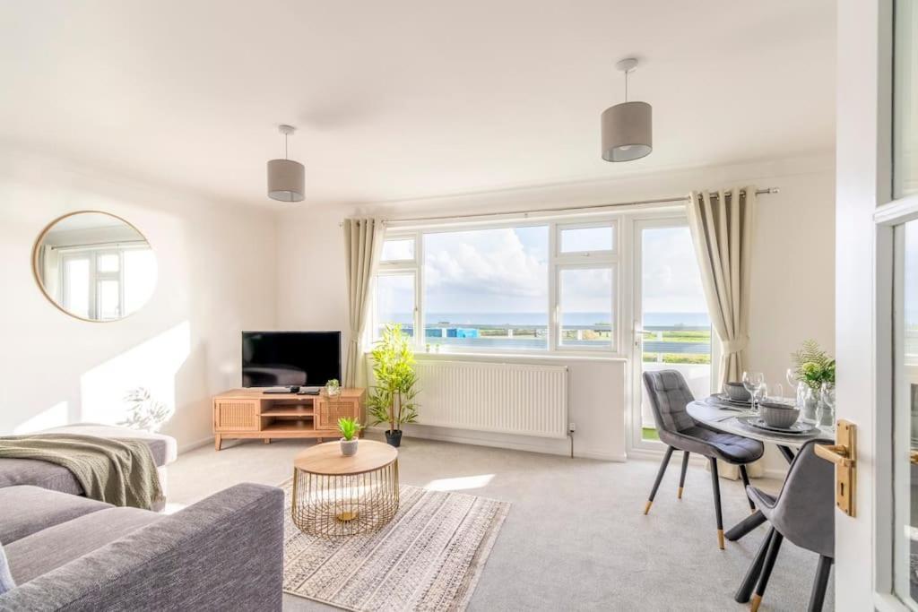 Trendy Sea View 2 Bedroom Sleeps 6 - Free Parking Bournemouth Dış mekan fotoğraf