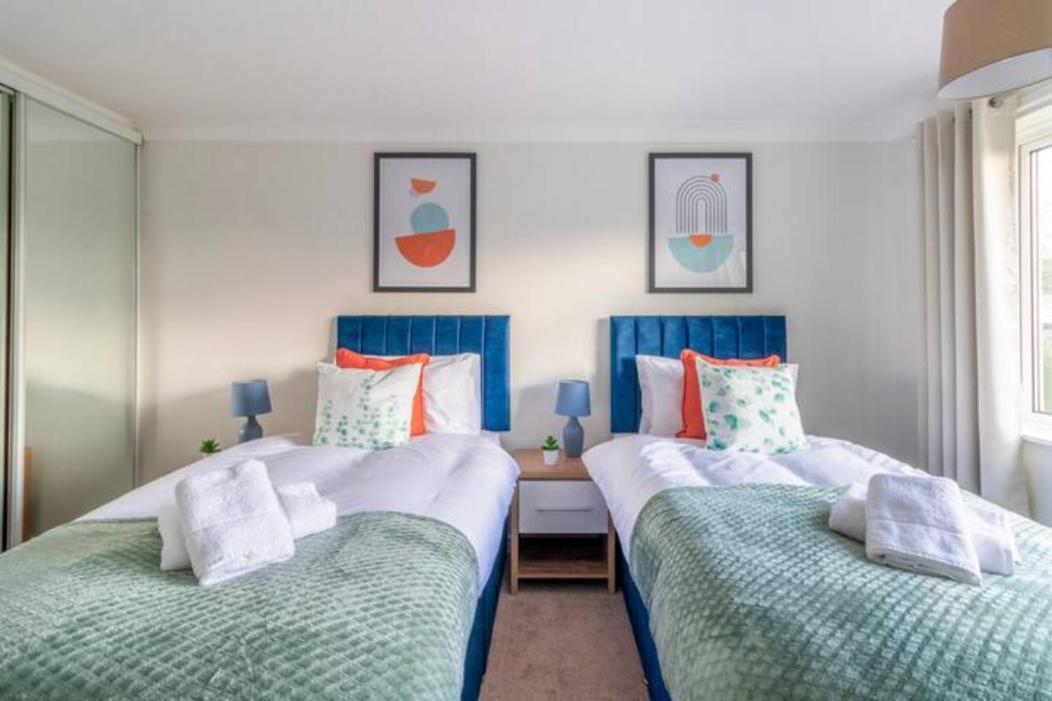 Trendy Sea View 2 Bedroom Sleeps 6 - Free Parking Bournemouth Dış mekan fotoğraf