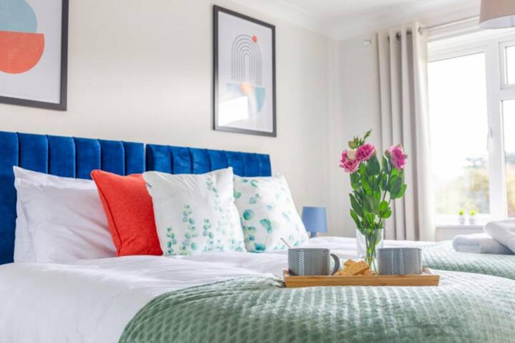 Trendy Sea View 2 Bedroom Sleeps 6 - Free Parking Bournemouth Dış mekan fotoğraf