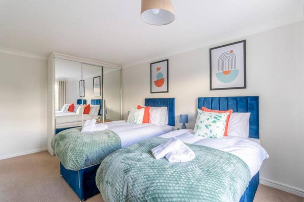 Trendy Sea View 2 Bedroom Sleeps 6 - Free Parking Bournemouth Dış mekan fotoğraf