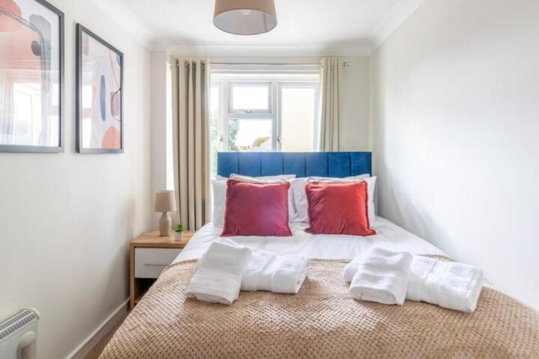 Trendy Sea View 2 Bedroom Sleeps 6 - Free Parking Bournemouth Dış mekan fotoğraf