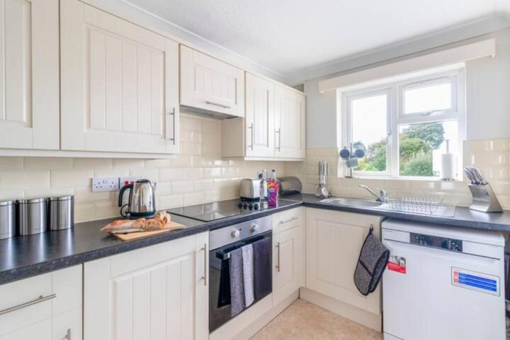Trendy Sea View 2 Bedroom Sleeps 6 - Free Parking Bournemouth Dış mekan fotoğraf
