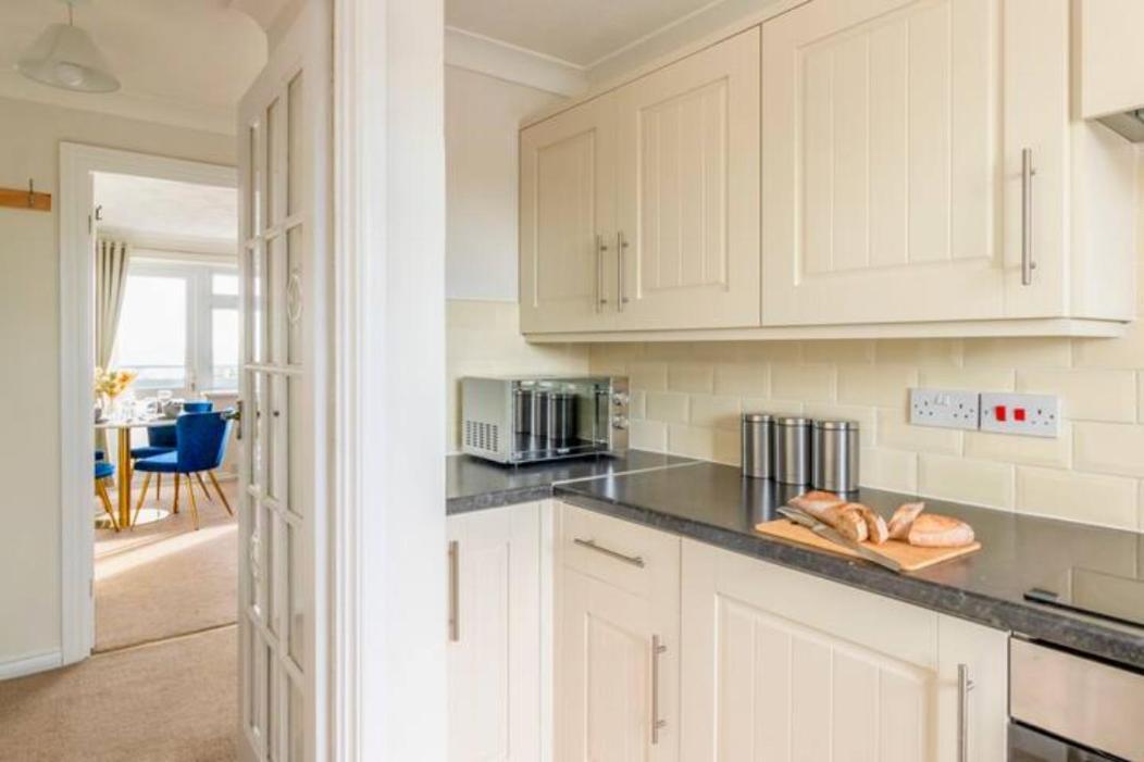 Trendy Sea View 2 Bedroom Sleeps 6 - Free Parking Bournemouth Dış mekan fotoğraf