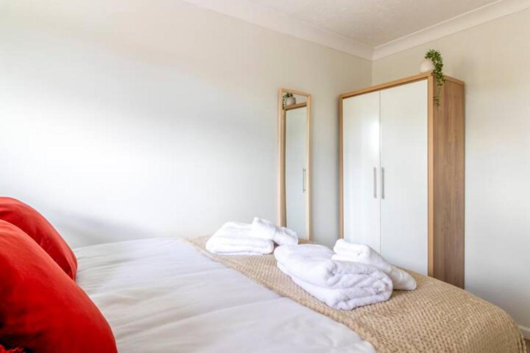 Trendy Sea View 2 Bedroom Sleeps 6 - Free Parking Bournemouth Dış mekan fotoğraf