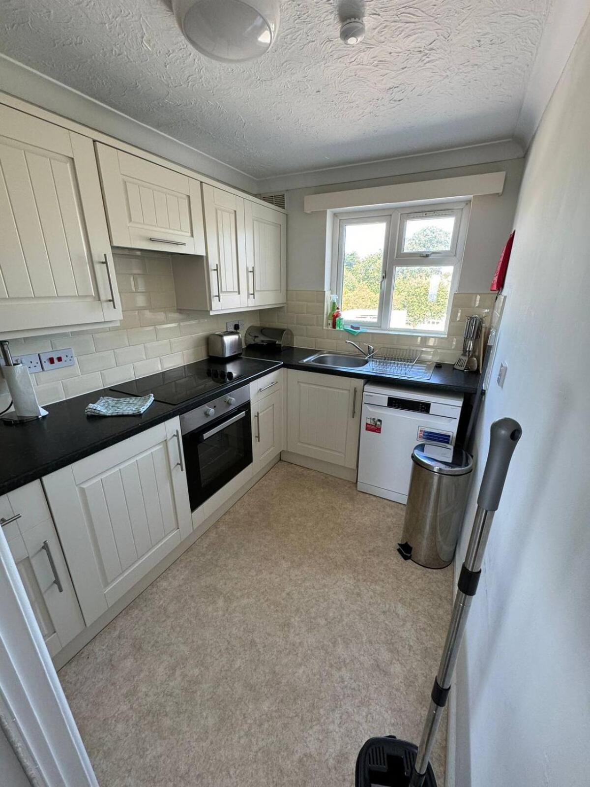 Trendy Sea View 2 Bedroom Sleeps 6 - Free Parking Bournemouth Dış mekan fotoğraf